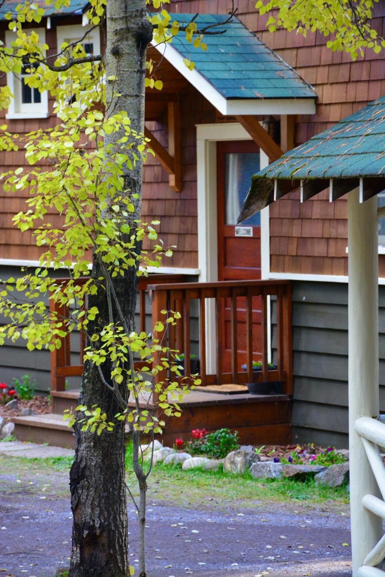 Johnston Canyon Lodge & Bungalows Касл-Джанкшен Экстерьер фото